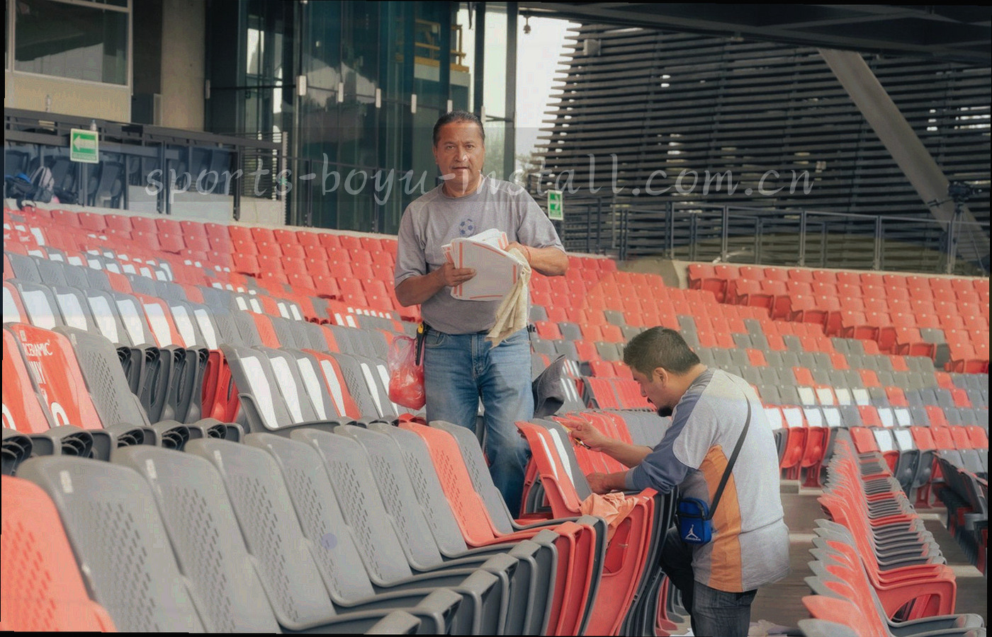 卷尺沿着看台座位排列展开的现场测量特写
